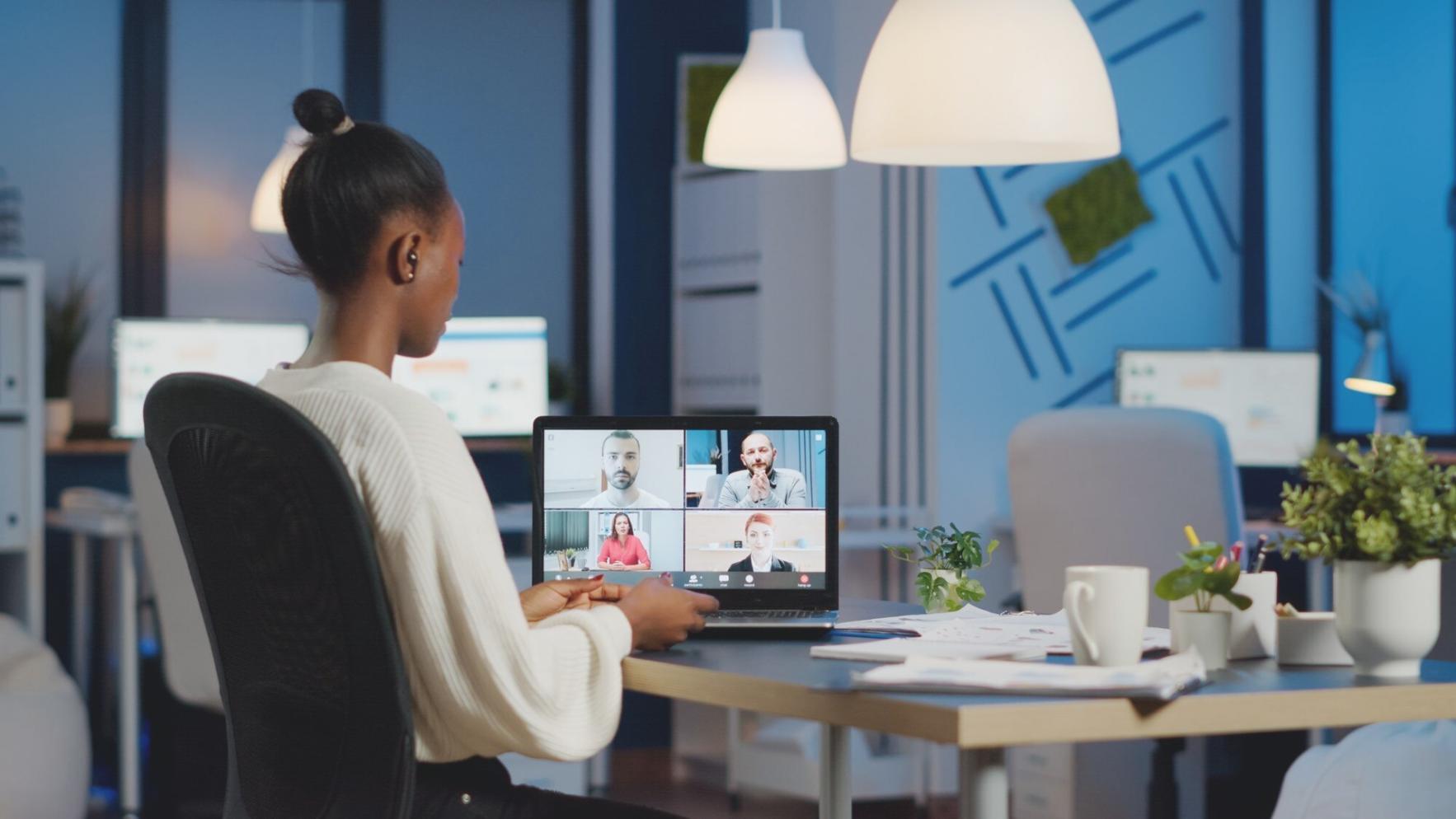 Salle de formation moderne avec outils d'analyse financière